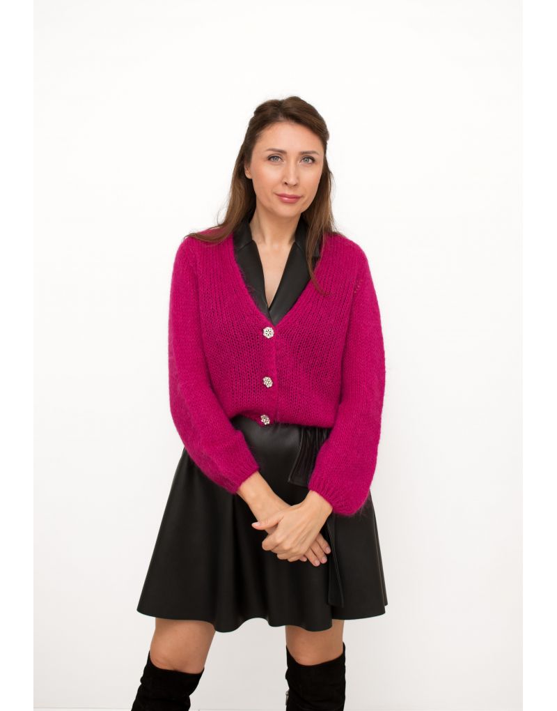 Kurze Strickjacke mit Schmuckknopf KnÃ¶pfen